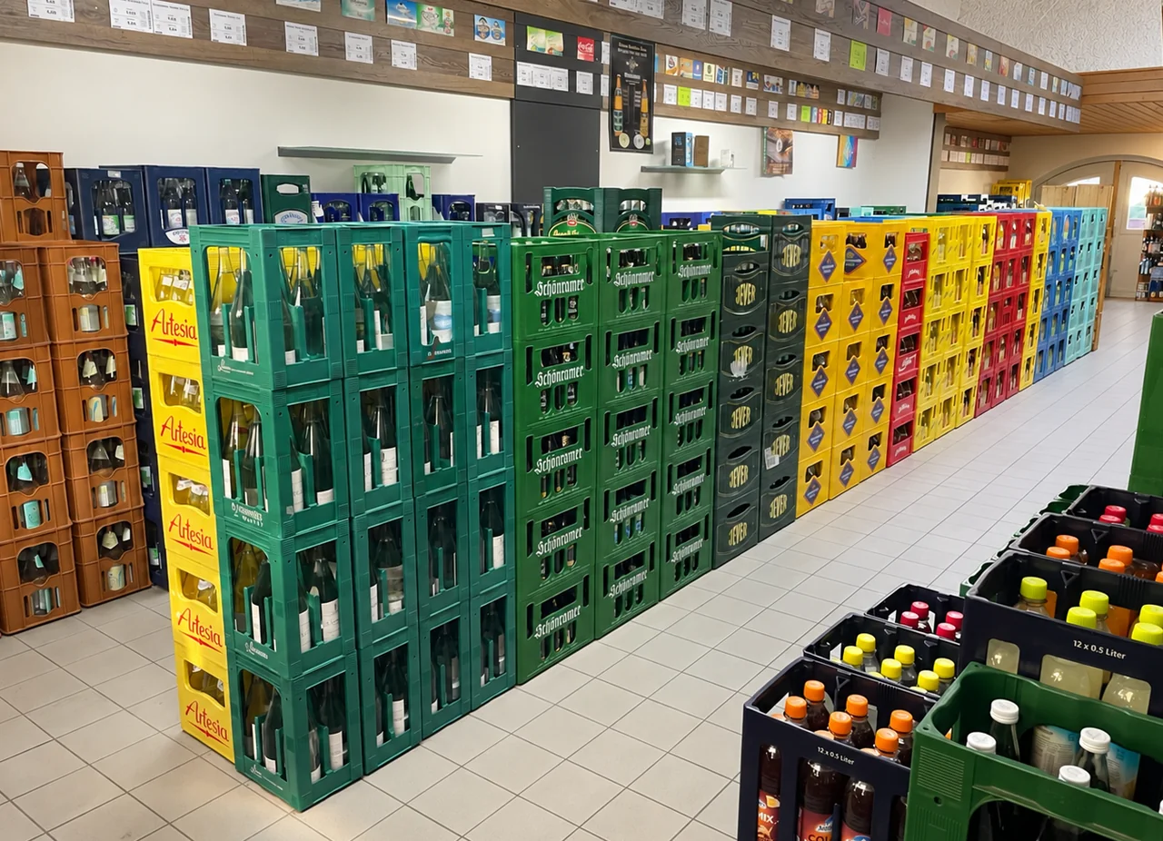 Auswahl an Mineralwasser, Limonaden und anderen alkoholfreien Getränken