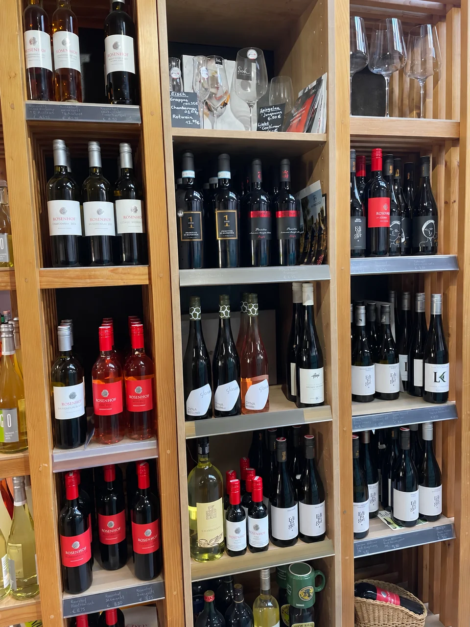Weinregal mit Rotwein, Weißwein und Rosé